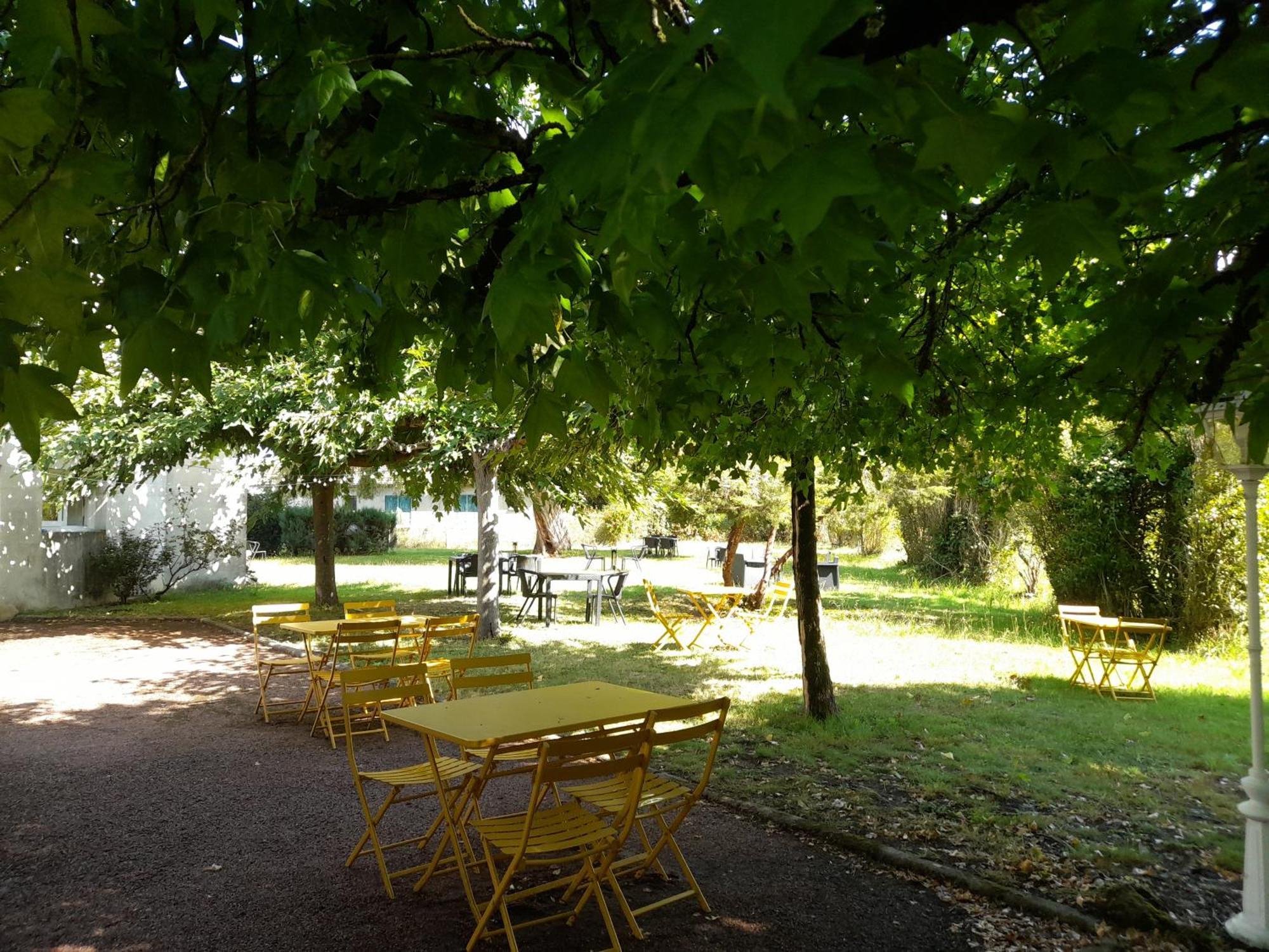 Hotel Platanes - Kb Hotel Group Etauliers Kültér fotó